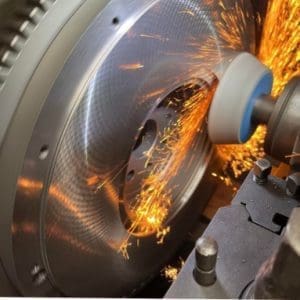 Reparatur, Überholung und Überarbeitung sind die Hauptaktivitäten von Vekoma. Das Abdrehen des Schwungrads ist Teil der Kupplungsüberholung. Zweimassenschwungrad und Schwungrad auf Lager.