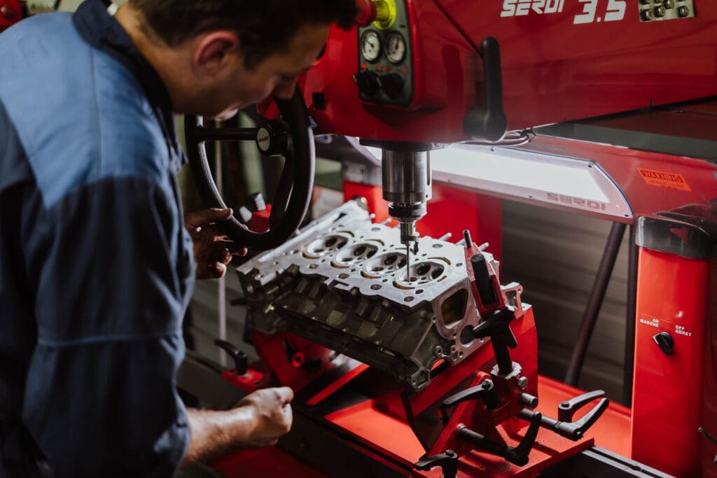 Cilinderkop revisie bij Vekoma. Vlakken, frezen, reinigen, testen.