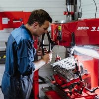 Cilinderkop frezen bij Vekoma.