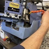 kleppen slijpen is een belangrijk onderdeel van cilinderkop revisie. Evenals het vlakken van de cilinderkop.